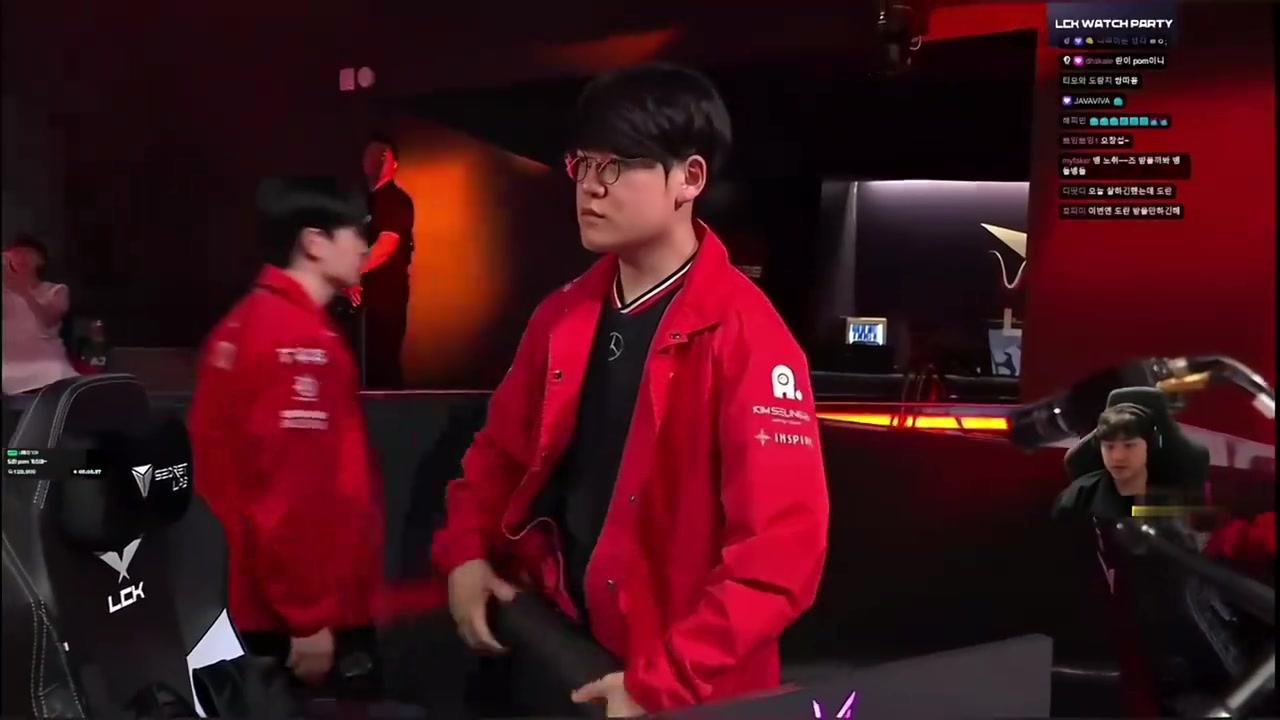 顶级AD的意识！Bang预判Gumayusi开枪庆祝动作举手配合