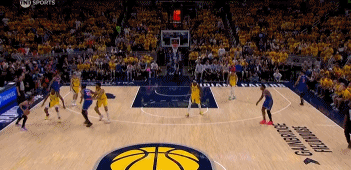 大意了！布伦森绕掩护运球到自己脚上 出现回场违例?