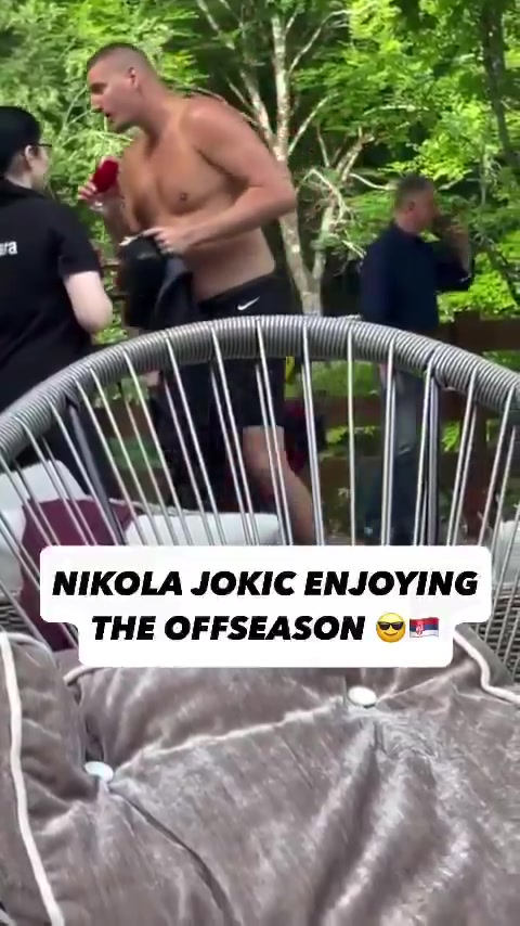 ?约基奇休赛期派对狂嗨 赤裸上身&似乎有啤酒肚&参加漂流